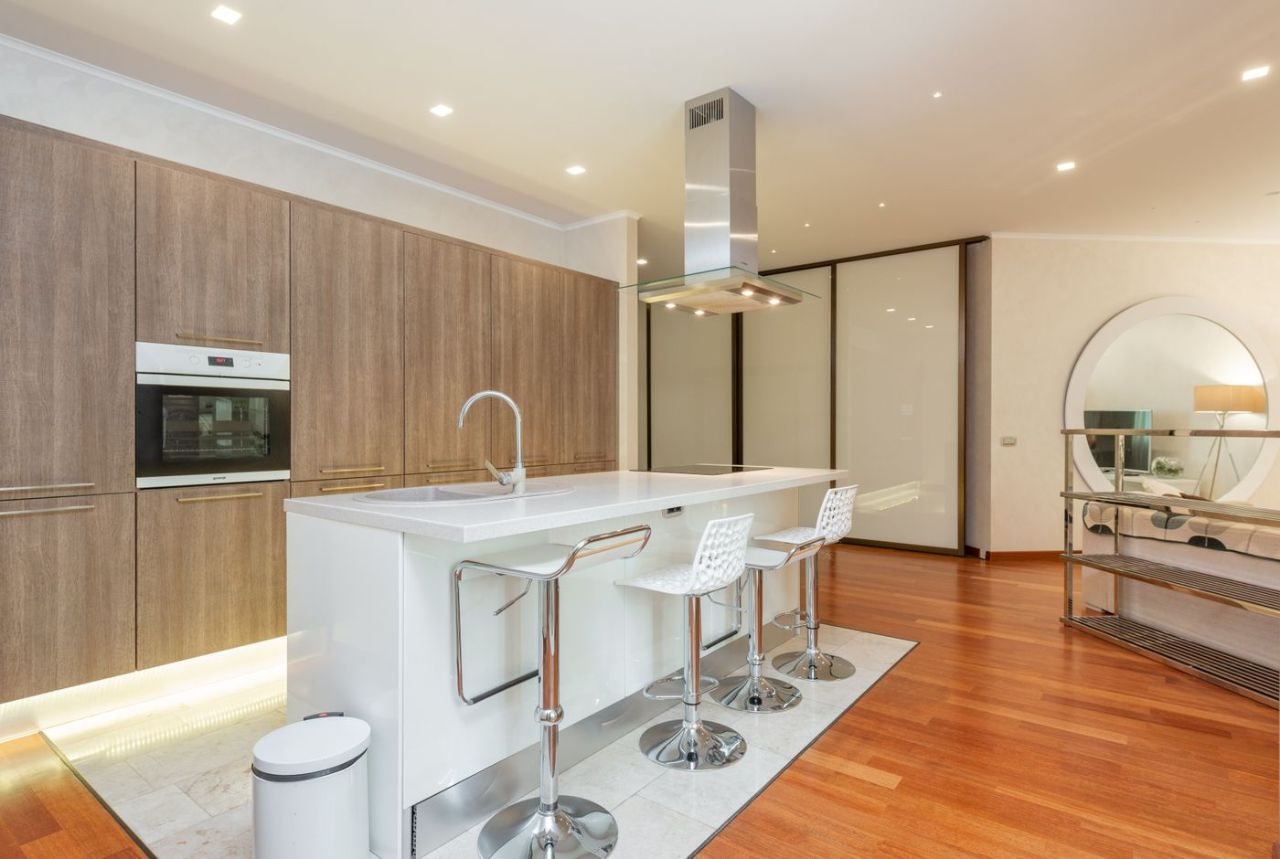 Cozinha contemporânea renovada com ilha central e acabamentos premium
