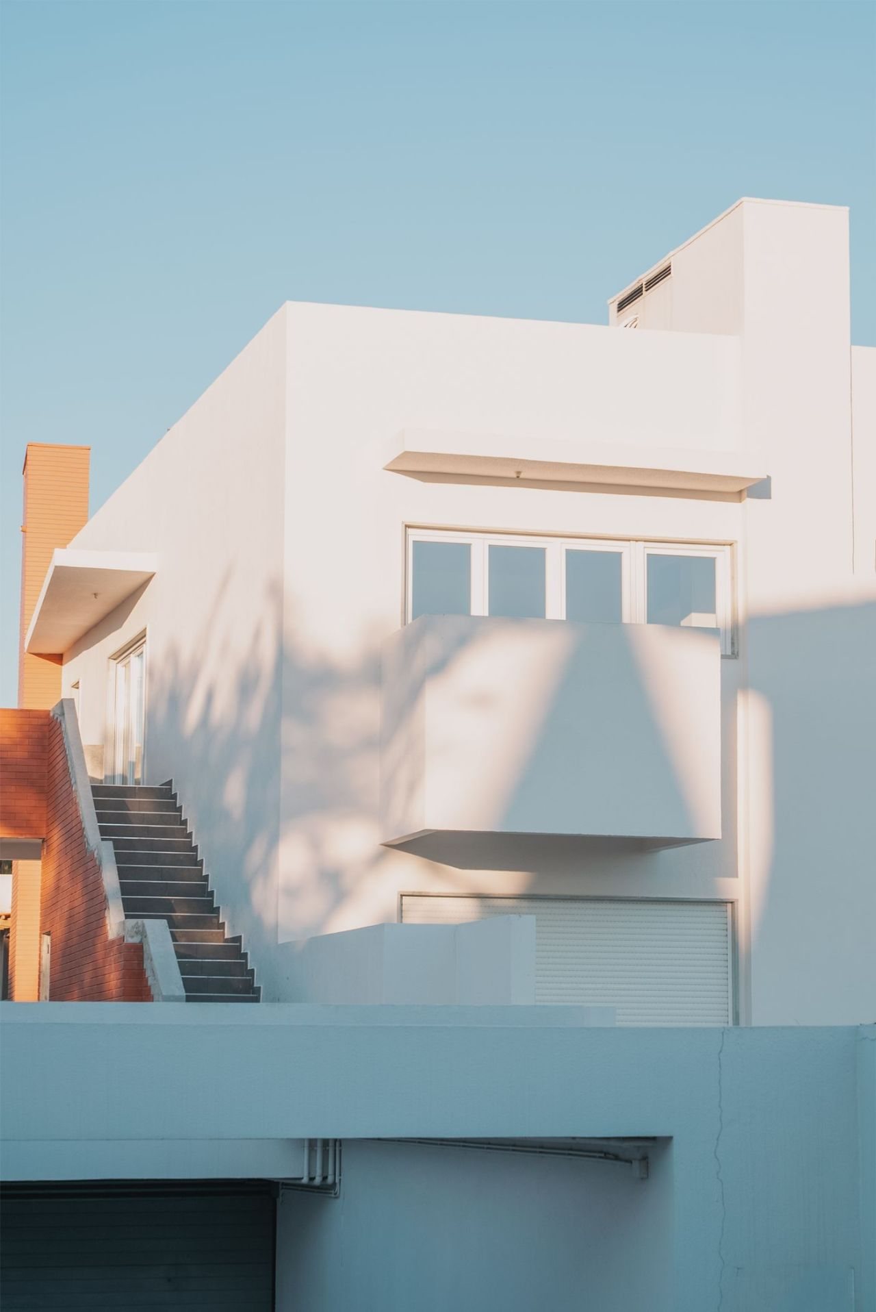 Moradia contemporânea de linhas modernas em condomínio