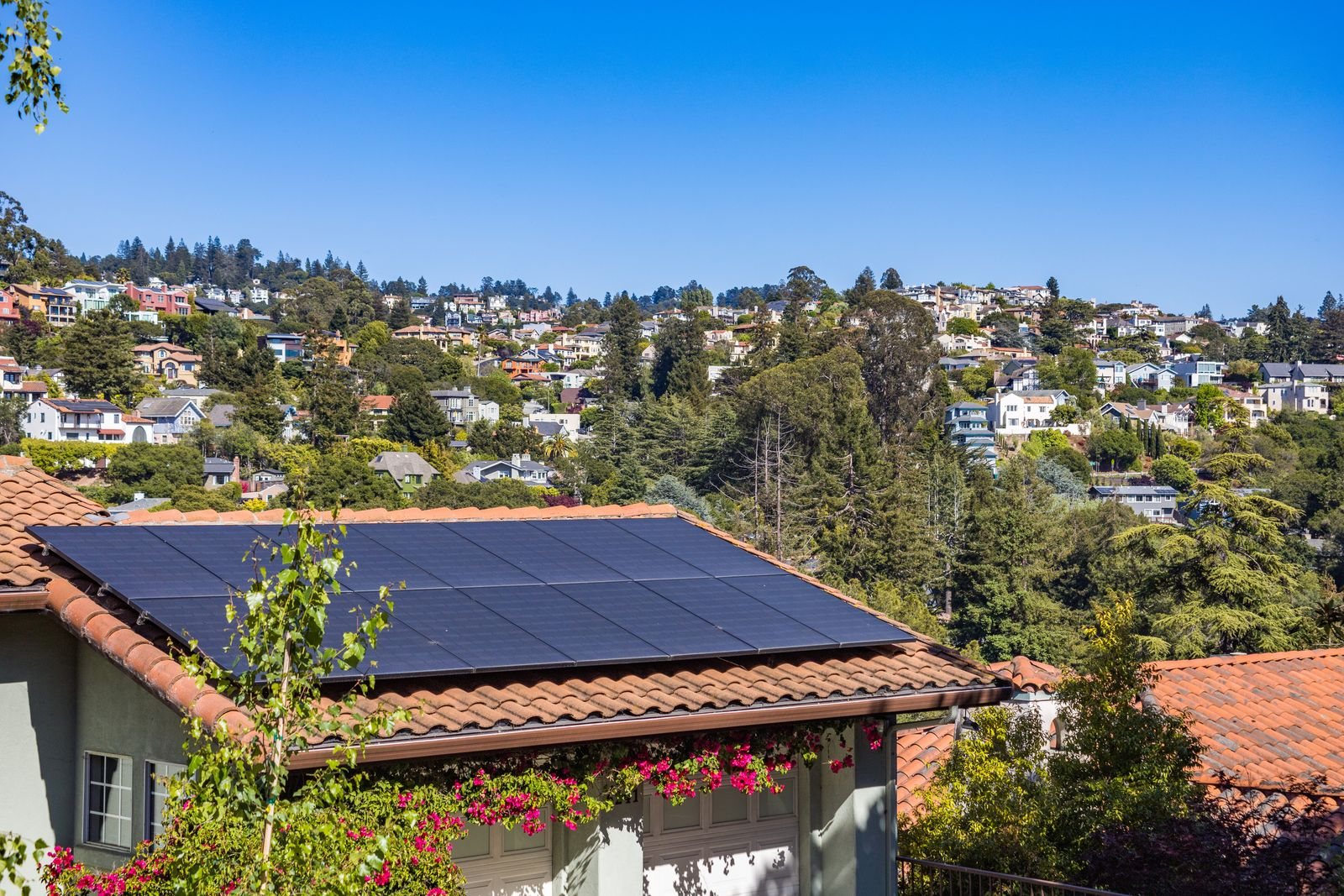 Moradia com painéis solares e elevada eficiência energética