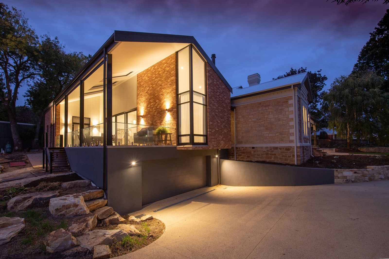 Moradia de luxo com arquitetura moderna ao anoitecer